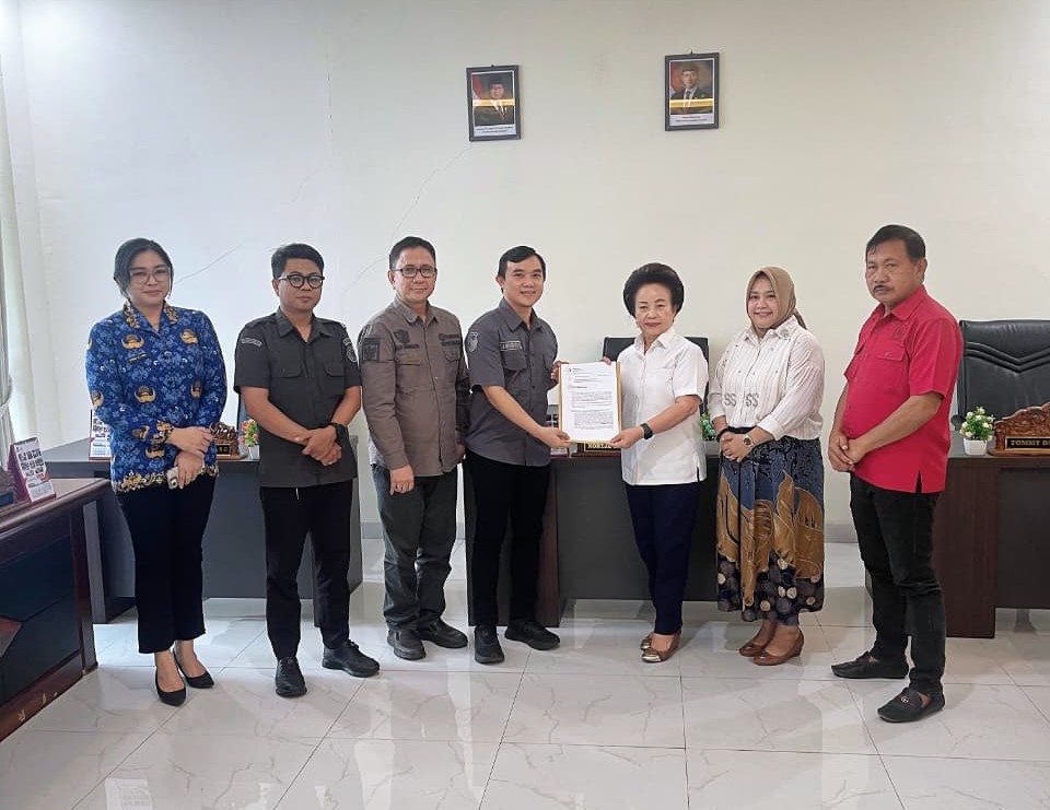 Penyerahan Surat Resmi kepada Komisi I DPRD Kota Manado
