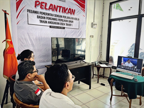 Bawaslu Manado menghadiri bedah buku